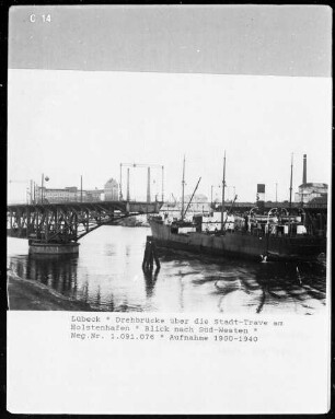 Drehbrücke über die Stadt-Trave am Holstenhafen