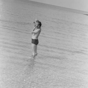 Hein Gorny im Meer stehend beim Fotografieren