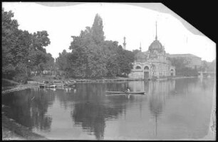 Budapest. Stadtwäldchenteich mit Sporthaus : Budapest. Stadtwäldchenteich mit Sportpavillon (Eislaufplatz) und Ruderer