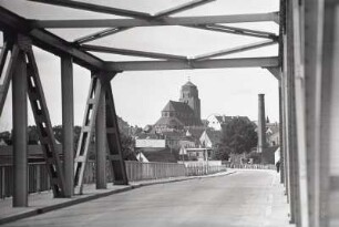 Wolgast, Straßenbrücke : Wolgast. Straßenbrücke über den Peenestrom (Klappbrücke, sogenannte Bäderbrücke). Blick nach Südwesten gegen Stadt mit Petrikirche
