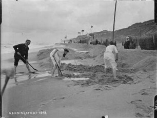 Wenningstedt auf Sylt, Gruppe von Menschen schippt Sand am Strand, 1912