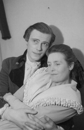 Szenenbilder aus dem Trauerspiel "Miss Sara Sampson" von Gotthold Ephraim Lessing im Theater am Schiffbauerdamm Berlin : Szene mit Thea Kämer als Sara Sampson (links) und Max Eckard als Mellefont