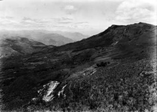 Das Veladero-Gebirge : Berglandschaft mit Vegetation