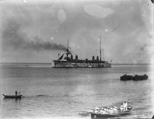 Militärschiff : Großes Militärschiff ankert in einer Bucht