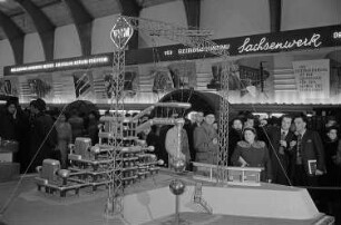 Ausstellungshalle VI, unter anderem mit einer Produktpräsentation des VEM Elektromaschinenbau Sachsenwerk