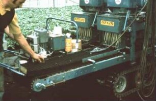 Fotografie: Gartenbautechnik, Gartenbautechnik-Gewächshaus, Topfmaschine