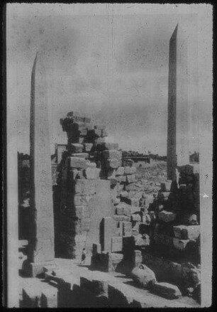 Karnak, Obelisken d. Thutmosis I. (links) u. der Hatschepsut