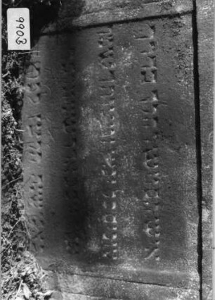 Grabstein 990 (Index: 99751358) Material: Sandstein Zustand: Abschl. leicht verwitt/Textverl/sonst gut Maße HxBxT: 87x82x10 cm Beschreibung: eingezog. Rundbogenabschl. m. gekappt. Pyramiden als Eckakrotere, rechteck. Schriftfel Symbolik: Blüten Besonderheit: Zitat HIob 1, 8 und 2, 3: Grabstein 990B
