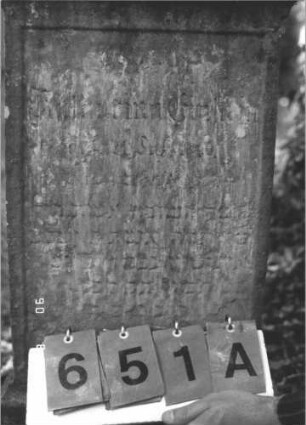 Grabstein 651 (Index: 99788351) Material: Sandstein Zustand: sehr stark verwittert, Aufsatz fehlt Maße HxBxT: 98x44x10 cm: Grabstein 651A
