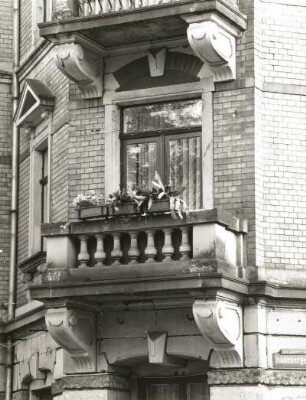 Dresden-Neustadt, Radeberger Straße 58. Wohnhaus (um 1890). Eckbalkon (1. Obergeschoß)