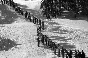 Feldberg: Wartende Schlange von Skiläufern am Skilift