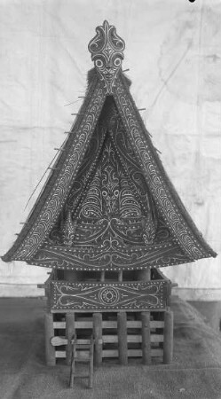 Hausmodell der Batak (Sumatra), Giebelseite