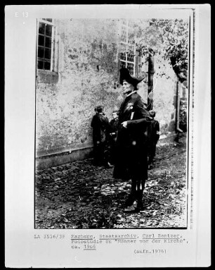 Fotostudie zu "Männer vor der Kirche"