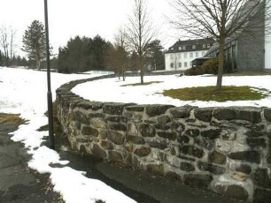 Ansicht von Südosten mit Kirchhofmauer (Wehrgang mit Steinbrüstung im 18 Jh abgetragen) im kreisförmigen Verlauf nach Süden