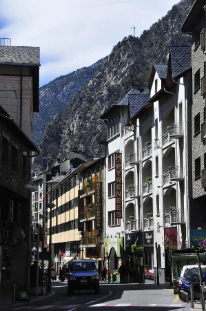 Andorra la Vella - Hauptstraße : Die Hauptverkehrsstraße Av. Princep Benlloch. Aufgenommen im Geschäftszentrum der Hauptstadt Andorra la Vella am 17. April 2012