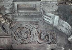 Scheinarchitektur, Medaillons mit den Taten des Herkules und vier alleegorische Sitzfiguren