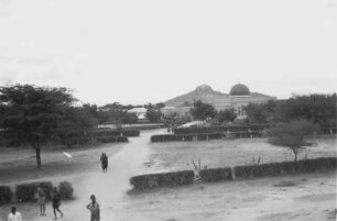 Dodoma : Teilansicht Dodomas mit dahinter aufsteigendem Inselberg.