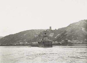 Kaub, Blick über den Rhein mit Burg Pfalzgrafenstein auf Burg Gutenfels