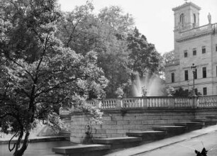 Dresden. Schloss Albrechtsberg. Terrasse, Ansicht mit Wasserbecken