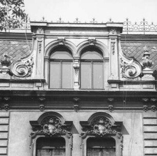 Cottbus-Mitte, Schillerstraße 55. Wohnhaus (nach 1870). Giebelfenster