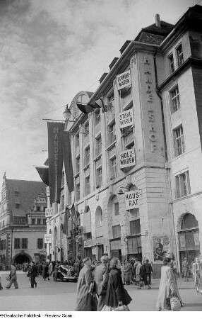 Blick auf das Messehaus "Handelshof" in der Grimmaischen Straße mit dem Alten Rathaus im Hintergrund