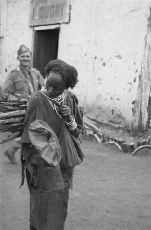 Frau beim Holztragen : Holztragende Frau der Guji-Oromo in Arsi Negele.