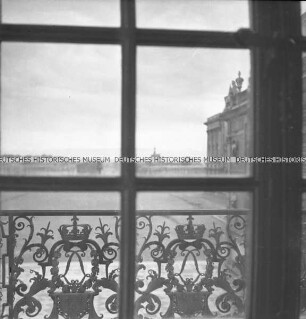 Blick durch ein Fenster in den Innenhof von Schloss Versailles