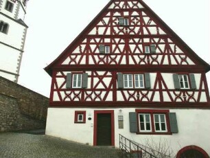 Stadtbild-Kantorat (1510-renoviert 2003) am Rathausplatz-Ansicht von Süden über Giebelseite-Fachwerkobergeschosse in Riegelbauweise auf steinernem Stock