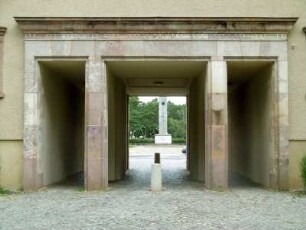 Eisenhüttenstadt: Wohnblock Eichendorffstraße (WK I) mit Durchblick zum Obelisken auf dem Platz des Gedenkens