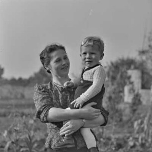 Famiienporträt in Groß Lubolz. Anscheinend Erich Rinkas Verwandte. Frau mit Sohn.