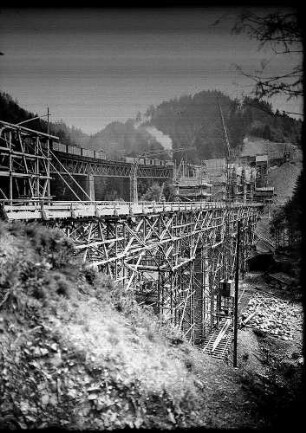 Fahrgerüst vor dem alten Viadukt mit darauf befindlichem Eisenbahnzug