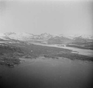 Luftbildaufnahme der Küstenlandschaft : Landschaft am Fuß eines Felsmassivs an der norwegischen Küste.