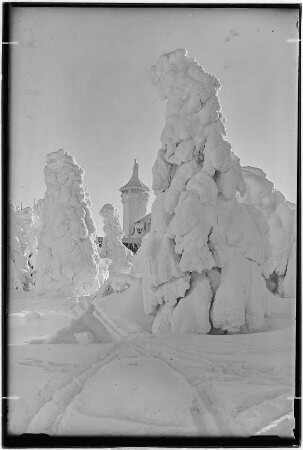 Keilberg (Klínovec). Winterlandschaft. Im Hintergrund der verschneite „Kaiser Franz-Josef-Aussichtsturm“