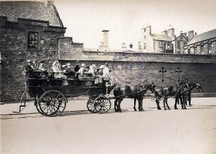 Edinburgh, Schottland. Touristen der Hapag auf vierspänniger Kutsche bei einer Wagenfahrt durch die Stadt