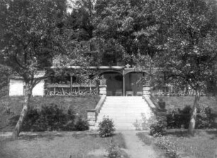 Lauenstein (Altenberg-Lauenstein), Talstraße 19. Kurhaus Engadin (Seniorenheim). Liegehalle mit Freitreppe. Ansicht aus dem Garten