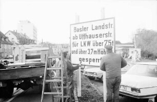 Freiburg: Hof des Tiefbauamts, Straßenschilderwald, Anbringung der Schilder zur Umleitung Basler Landstraße