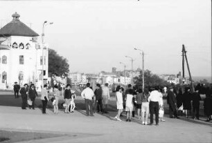 Konstanza [Constanta]: Fußgänger auf dem Überweg Boulevard Marinarilor