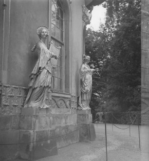 Potsdam, Park Sanssouci. Chinesisches Teehaus (1754-1756; J. G. Büring). N-Kabinett (Teilansicht) mit Statuen Zitherspielerin (1755/1756; J. P. Benkert) und Triangelspielerin (1755/1756; G. Heymüller)