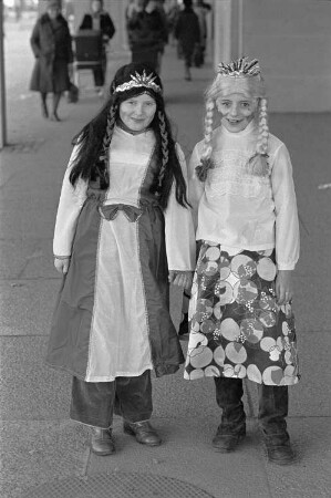 Dresden. Portrait mit zwei Kindern in Faschingskostümen