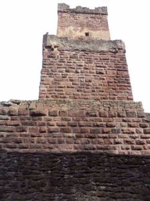 Ansicht von Süden auf Kernburg mit abgestuftem Bergfried und Mantelmauer über innerer Zwingermauer (Wehrgang abgetragen)