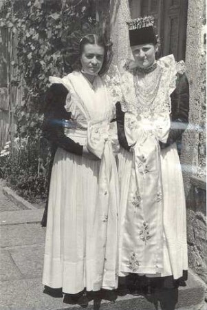 Braut und Brautführerin aus Nebelschütz : Kleidung - katholische Tracht. Ort: Njebjelčicy / Nebelschütz. Katholische Braut und Brautführerin (sorbisch: słónka).