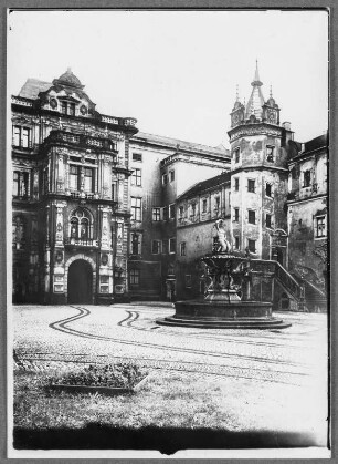 Im Schlosshof zu Dessau : Dessau, Residenzschloss, Westflügel mit Wendelstein, sogenannter Johannbau, und Brunnen