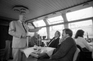 Bremen: Journalistengruppen auf dem Senatsschiff, mit Senator