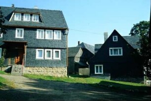 Platz hinter der Schmiede am Anger, Häuser