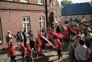 Kindervogelschießen: Umzug an der Hude
