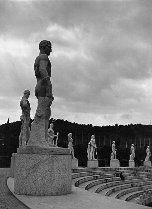 Rom. Foro Italico (1928/1936; E. Del Debbio, L. Moretti). Stadio dei Marmi. Teil der Ränge und Statuengruppe