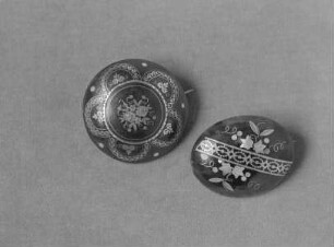 Brosche mit Bandornament und Blumendekor