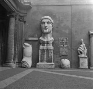 Fragmente der Kolossalstatue des Kaisers Constantin