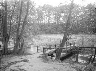 kleiner Wasserlauf mit Holzbrücke