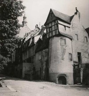 Beilstein (Mosel), Wohnhaus mit spätmittelalterlichem Turmstumpf, überbaut von einem Fachwerkbau